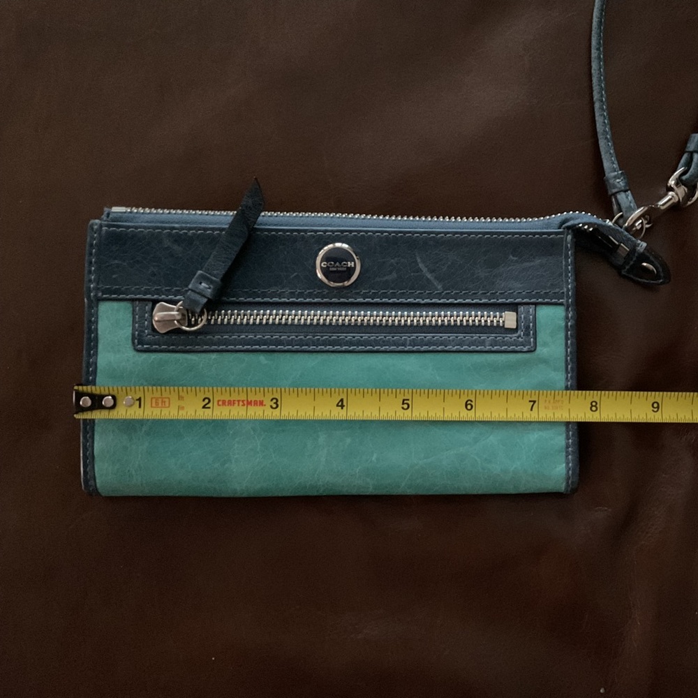 Coach leather 2 tone wristlet - Picture 2 of 4